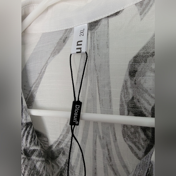 NWOT Diosum Women's Plus Size Gray/ White Hawaiian Print Button Down Blouse - 2X - Picture 3 of 8